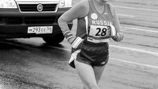 Самая возрастная и позитивная участница сибирского фестиваля бега — 82-летняя Нина Светлова из Перми. Приехав за тридевять земель от родного дома, она отважилась выйти на старт полумарафонской дистанции. До финиша, правда, не дошла. Но, посмотрите на её улыбку — разве важен результат? Фото Павла КОМАРОВА