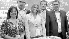 Представители Новосибирска — Алла Титаренко, Александр Карелин, Марина Курносова, Валерий Яров, Игорь Коротнев — у своего стенда. Фото департамента ФКиС НСО