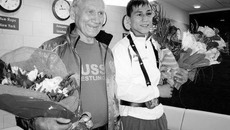 Виктор Кузнецов и его воспитанник Роман Власов только что сошли с трапа самолета в аэропорту Толмачёво и были осыпаны цветами. Фото Натальи МАНТОРОВОЙ