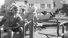 В «Росинке» даже качели волшебные. Фото Михаила ПЕРМИНА
