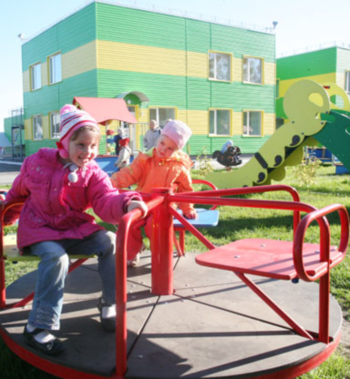 В «Росинке» даже качели волшебные. Фото Михаила ПЕРМИНА