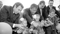 Волнующий момент: ещё секунда — и детский сад открыт. Фото Павла КОМАРОВА