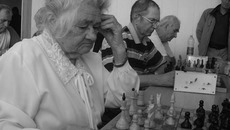 85-летняя Валентина Ивановна Дедова из Чистоозёрного района стала победительницей зональных соревнований пенсионеров по шахматам среди женщин в личном зачёте. Фото Марины ЛУПЕЙКЕНЕ
