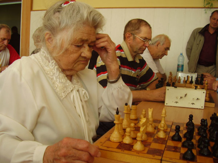 85-летняя Валентина Ивановна Дедова из Чистоозёрного района стала победительницей зональных соревнований пенсионеров по шахматам среди женщин в личном зачёте. Фото Марины ЛУПЕЙКЕНЕ