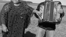 Поёт любимая артистка всего района Наталья Чухарева. Фото Зои ТЮРИНОЙ