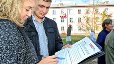 Жители дома внесли предложения в Народную программу. Фото Павла КОМАРОВА