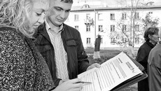 Жители дома внесли предложения в Народную программу. Фото Павла КОМАРОВА