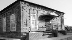 Вековое здание церковно-приходской школы выглядит как новое. Фото Дарьи ДОРОТОВОЙ