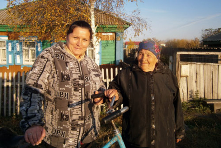 Надежда Калашникова и Любовь Тимофеевна — родные люди. Фото Нины ЕГОРОВОЙ
