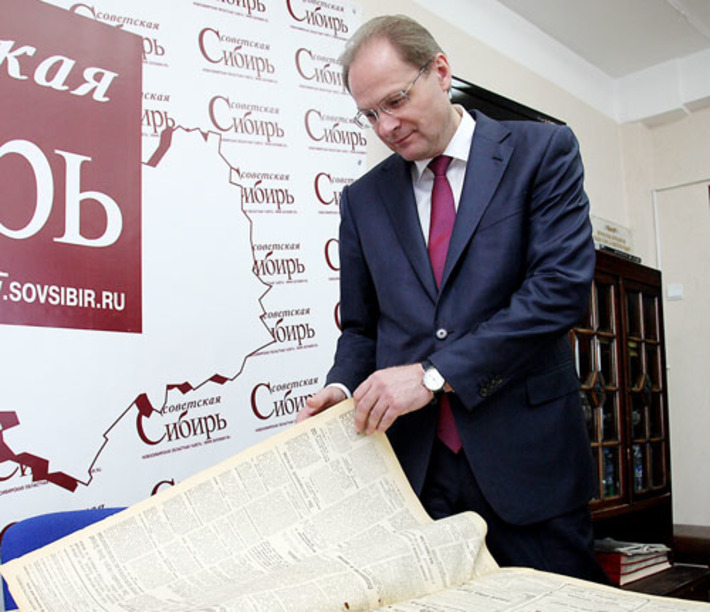 Глава региона посетил музей газеты и с интересом полистал подшивки старых номеров «Советской Сибири». Фото Павла КОМАРОВА