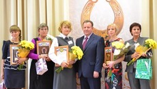 Игорь Шмидт с победителем (вторая справа) и лауреатами конкурса