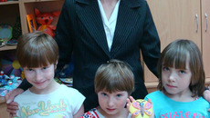 Лариса Зыкова уже более 10 лет обучает детей азам творчества. Большинство ее воспитанников до поступления в центр никогда не пользовались художественными материалами, не знали названия цветов, не умели держать кисть в руке. Но, побывав в мастерской, дети с удовольствием приходят на занятия снова и снова. Фото предоставлено областным центром помощи детям, оставшимся без попечения родителей