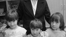 Лариса Зыкова уже более 10 лет обучает детей азам творчества. Большинство ее воспитанников до поступления в центр никогда не пользовались художественными материалами, не знали названия цветов, не умели держать кисть в руке. Но, побывав в мастерской, дети с удовольствием приходят на занятия снова и снова. Фото предоставлено областным центром помощи детям, оставшимся без попечения родителей