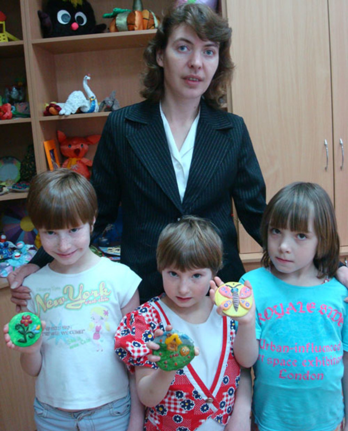 Лариса Зыкова уже более 10 лет обучает детей азам творчества. Большинство ее воспитанников до поступления в центр никогда не пользовались художественными материалами, не знали названия цветов, не умели держать кисть в руке. Но, побывав в мастерской, дети с удовольствием приходят на занятия снова и снова. Фото предоставлено областным центром помощи детям, оставшимся без попечения родителей