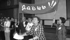 Выпускники народного факультета прошлых лет приветствуют «новобранцев». Фото Андрея КОРНИЕНКО