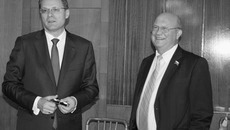 Председатель Федерации профсоюзов НСО Александр Козлов (на снимке справа) вручил губернатору Василию Юрченко знак «За содружество». Фото Валентины МАЛЬЦЕВОЙ