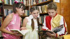 Поздравить любимую библиотеку пришли школьники.  В перерывах между выступлениями они нашли минутку, чтобы почитать. Фото Михаила ПЕРМИНА