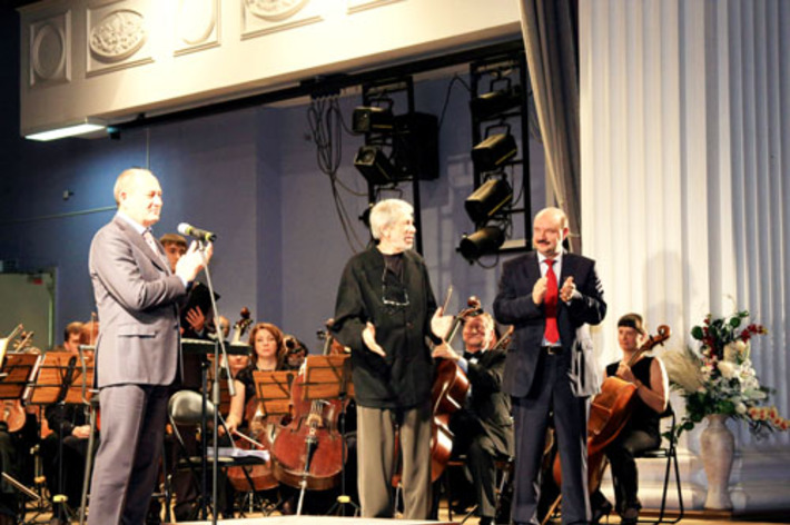 Виталий Маркелов, Эдуард Артемьев  и Александр Поветьев  на концерте гастрольного тура. Фото предоставлено компанией «Газпром трансгаз Томск»