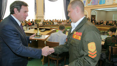 Мэр Владимир Городецкий поздравил бойцов с юбилеем. Фото пресс-службы мэрии