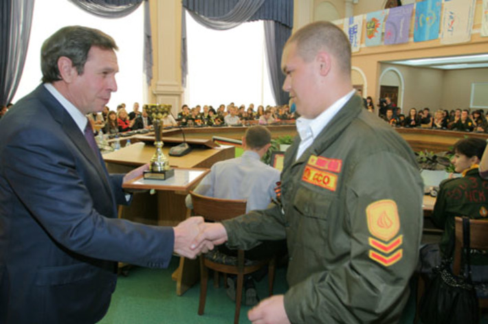Мэр Владимир Городецкий поздравил бойцов с юбилеем. Фото пресс-службы мэрии