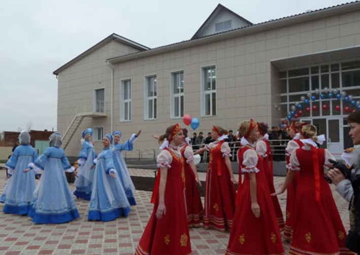 Торжественное открытие школы. Фото Зои ТЮРИНОЙ