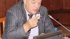 Владимир Захаров демонстрирует свою страшную находку — пакетик с зельем, который ему подбросили на капот машины прямо на одном из новосибирских рынков. Фото Юрия ХОМИЧА