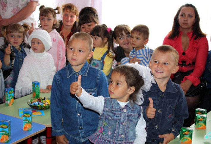 Дети и взрослые чувствуют себя комфортно в новом детском садике. Фото с сайта uchitel.edu54.ru