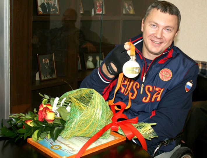 Александр Логутенко. Чествование в департаменте ФКиС. Фото Натальи МАНТОРОВОЙ