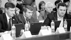 Евгений Яковенко (в центре): «Патриотическое воспитание — одна из самых значимых задач». Фото  пресс-службы горсовета