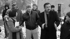 Глава Кировского района Виктор Вязовых обсуждает с жителями перспективы благоустройства. Фото Вадима ГЛУХОВА