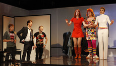 В спектакле заняты: Александр Липовский, Максим Гуралевич, Никита Сарычев, Владимир Дербенцев, Марина Кондратьева, Анна Михайленко, Нина Квасова,  Мария Соболева.