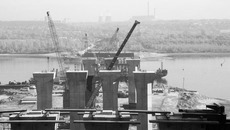 Одна из поправок касается финансирования строительства третьего моста. Фото Михаила ПЕРМИНА