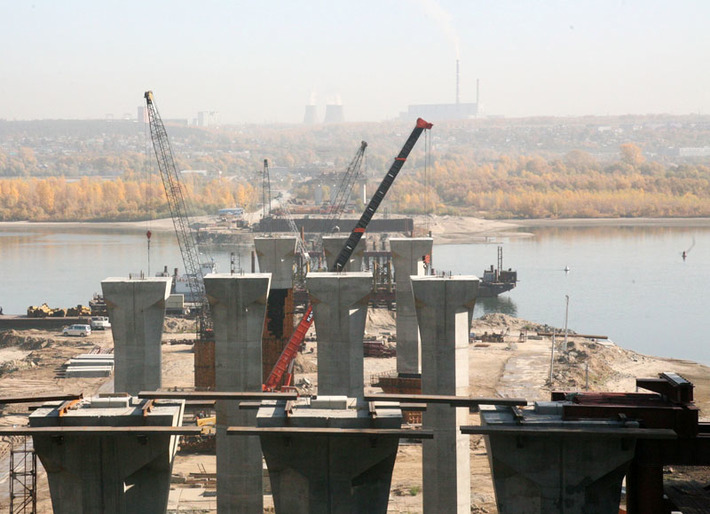 Одна из поправок касается финансирования строительства третьего моста. Фото Михаила ПЕРМИНА