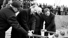 Открытие дюкера состоялось. Фото Михаила ПЕРМИНА
