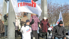 С трогательными гвоздиками — к мемориальному камню. Фото Веры УТЮПИНОЙ