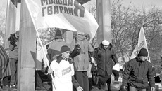 С трогательными гвоздиками — к мемориальному камню. Фото Веры УТЮПИНОЙ