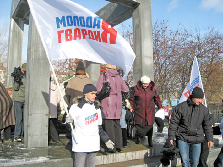 С трогательными гвоздиками — к мемориальному камню. Фото Веры УТЮПИНОЙ