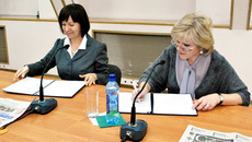 Соглашение между библиотекой и газетой подписано. Фото Александры КАРАФИНКА