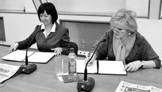 Соглашение между библиотекой и газетой подписано. Фото Александры КАРАФИНКА