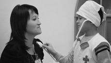 Для мам и ребятишек проводятся совместные занятия. Вместе они учатся многому. Даже играть. Фото Александры КАРАФИНКА