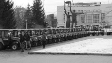 Ровными рядами выстроена техника для победителей соревнования «Урожай-2011». Фото пресс-службы губернатора и правительства НСО