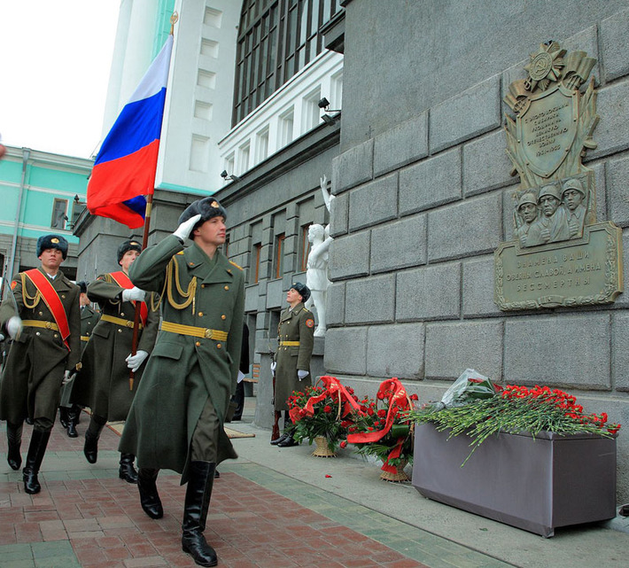 Воинские почести героям-сибирякам. Фото Павла КОМАРОВА