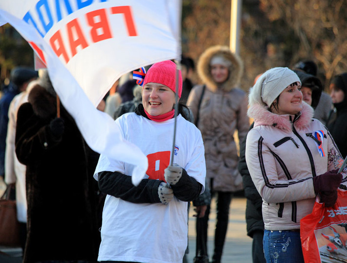 На площади в тот день было много молодёжи. Фото Павла КОМАРОВА