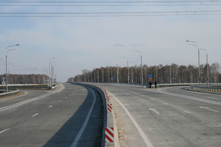 Во время сдачи объекта в эксплуатацию не только подводили итоги строительства, но и говорили о развитии дорожной отрасли региона. Фото Виталия ЗЛОДЕЕВА и пресс-службы губернатора и правительства НСО