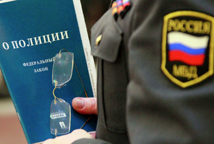В отличие от милиции, законодательство устанавливает, помимо государственного, судебного контроля  и прокурорского надзора, еще и общественный контроль  над деятельностью полиции. Фото с www.er.ru