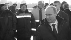 С рабочими-дорожниками Премьер-министр России поговорил на бытовые темы — о зарплате, условиях труда да и просто о настроении . Фото Виталия ЗЛОДЕЕВА