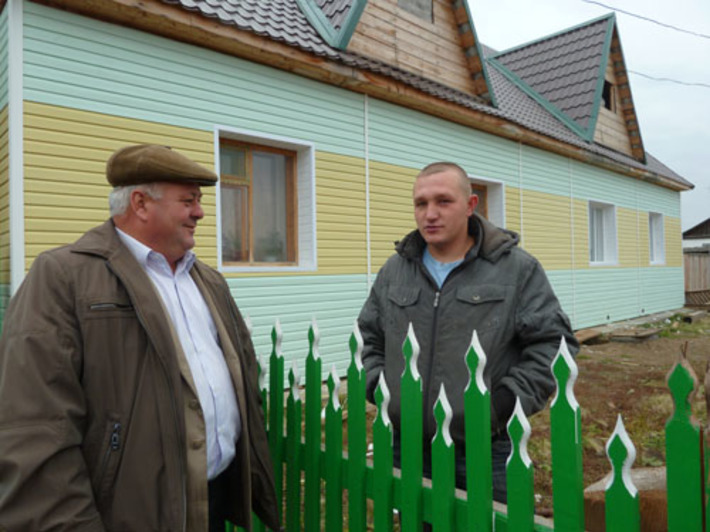 Глава муниципального образования в гостях у новосела Александра Шилова. Фото Зои ТЮРИНОЙ