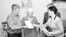 С 50-летием совместной жизни супругов Марию и Александра Зайберт начальник Карасукского отдела загса Елена Загородникова и глава Студеновского сельсовета приехали поздравлять домой. Фото Александра ЛУПАШКО
