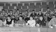 Во время встречи хоккеисты «Сибсельмаша» вручили губернатору фирменную клюшку. Фото пресс-службы губернатора и правительства НСО