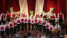 Клуб самодеятельной песни «Алые паруса» приветствует гостей  и участников фестиваля. Фото Романа СЕРГЕЕВА